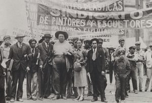 Diego Rivera en Frida Kahlo in de 1 mei Parade, Mexico-Stad, 1 mei 1929